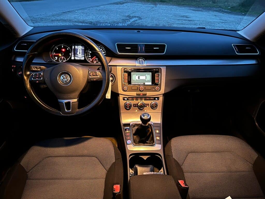 VOLKSWAGEN PASSAT B7 2,0TDI 103 KW kombi